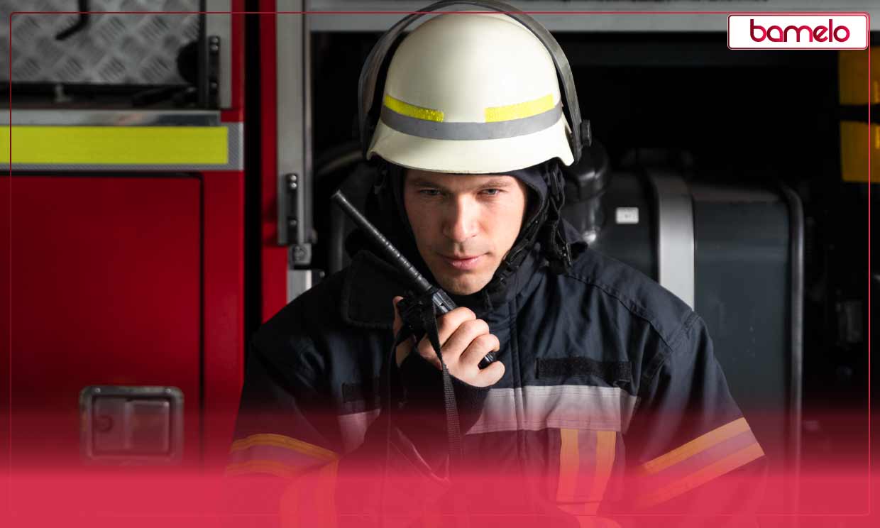 استفاده آتشنشان مرد از بیسیم در ماموریت سازمان آتش نشانی، از دکل مهاری برای ارتباط رادیویی استفاده میکند.